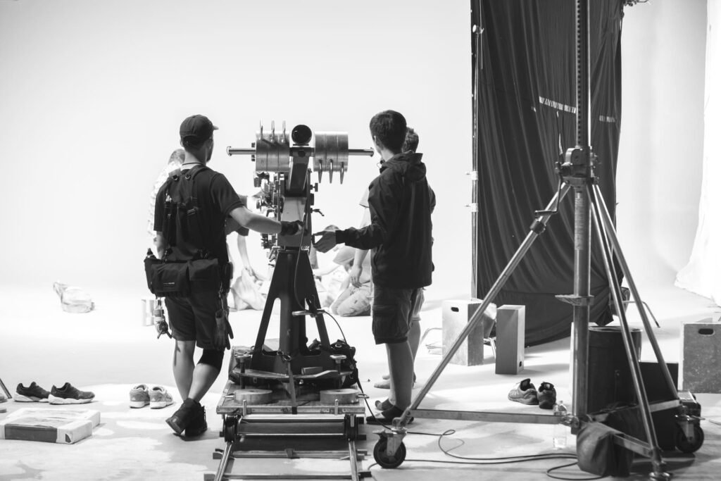 Diretor orientando equipe em set de gravação