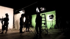 Equipe de filmagem trabalhando nos bastidores de um set profissional