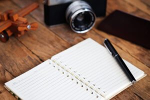 Roteirista escrevendo em mesa com laptop e storyboard ao lado