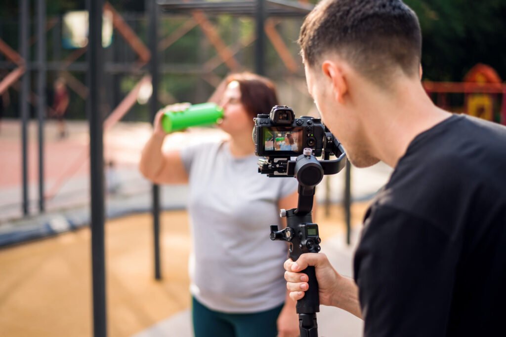Operador usando gimbal para estabilizar câmera em filmagem